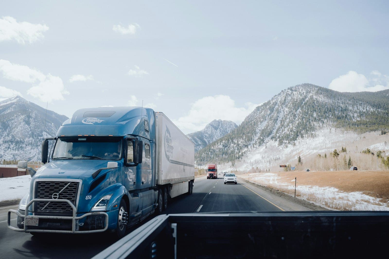 Blue semi truck on a mountain highway – CDL truck driving jobs
