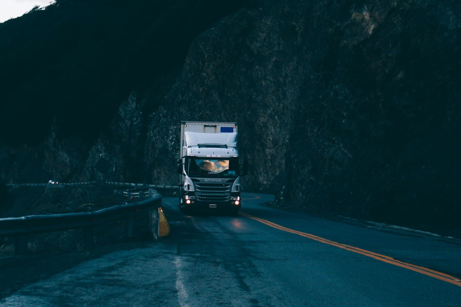 Box truck and trailer on the highway – non-CDL delivery driver jobs